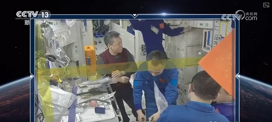 水果冰激凌管够一对一教学……“ope体育网址太空会师”后航天员们忙些啥？(图2)